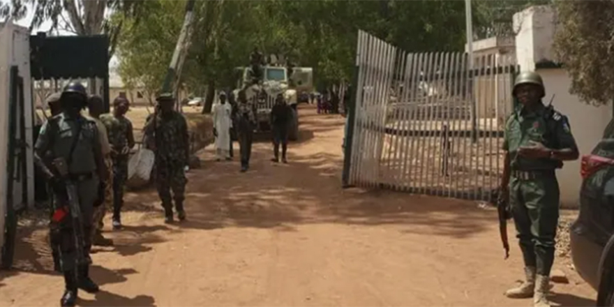 Nijerya'da bir liseden 140 öğrenci kaçırıldı