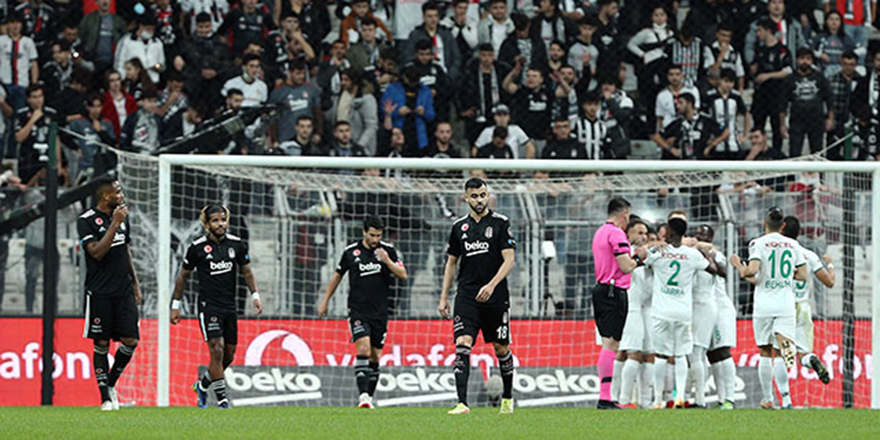 Beşiktaşlı taraftarlardan oyunculara tepki