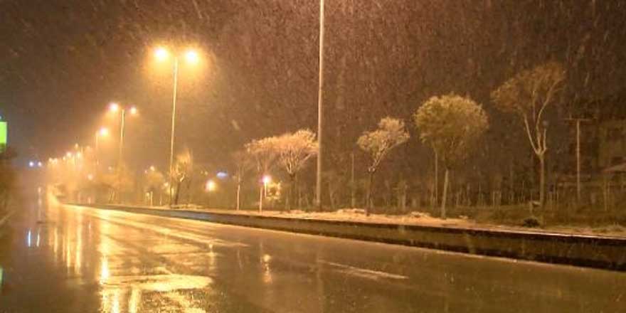 Ankara'ya mevsimin ilk karı yağdı