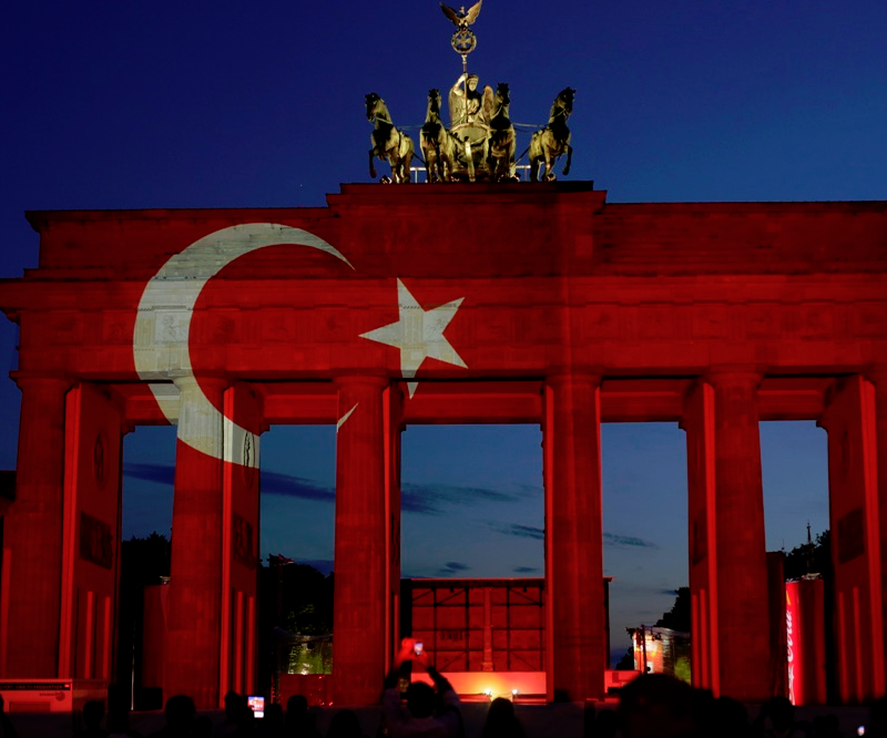 Tarihi Brandenburg Kapısı Türk bayrağının renklerine büründü