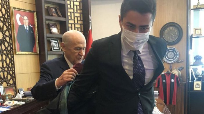 Devlet Bahçeli'nin cübbesini giydirdiği genç avukat kim?