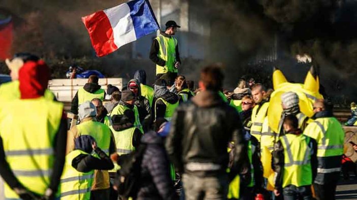 Fransa'da sarı yelekliler yeniden sokaklara döküldü
