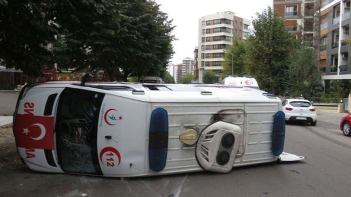 Kadıköy'de ambulans devrildi, 4 sağlık çalışanı...