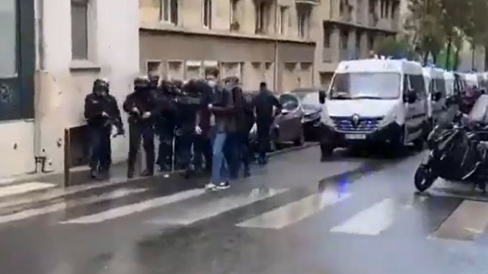 Fransa'da Charlie Hebdo yakınlarında bıçaklı saldırı!