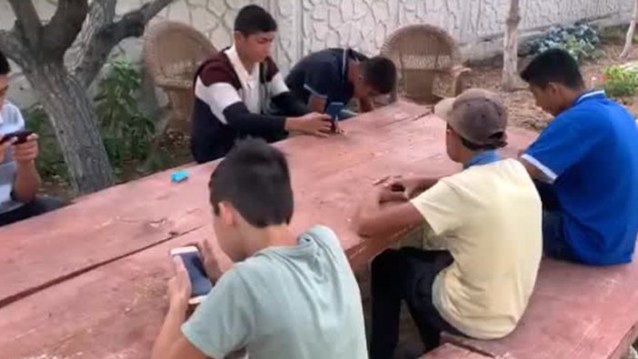 CHP'li Yıldırım Kaya evinin bahçesini interneti olmayan çocuklara açtı