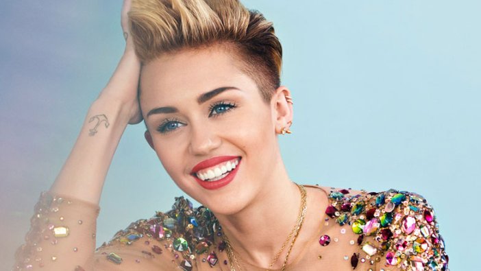 Miley Cyrus’un kolyesine dikkat