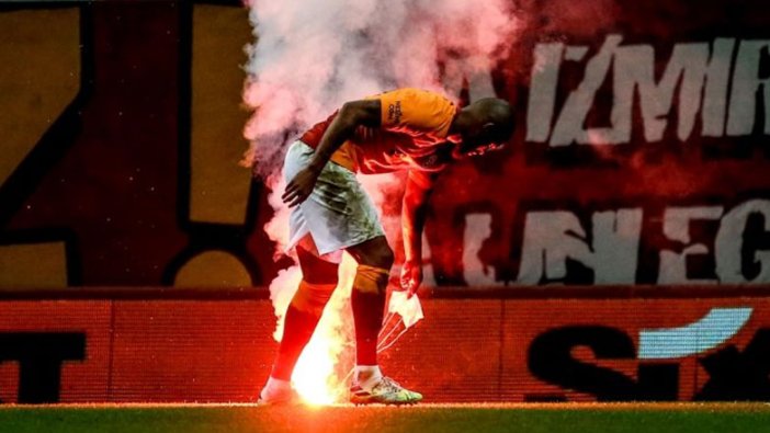Seyircisiz oynan Galatasaray-Fenerbahçe maçında sahaya meşale atıldı
