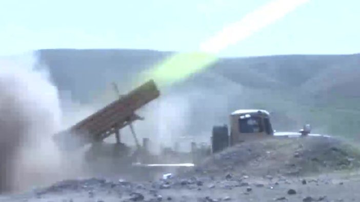 Azeri ordusu Ermeni mevzilerini böyle vuruyor!