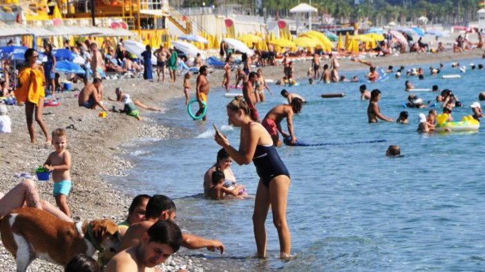 Deniz suyu havadan sıcak olunca... Antalya Ekim dinlemiyor!