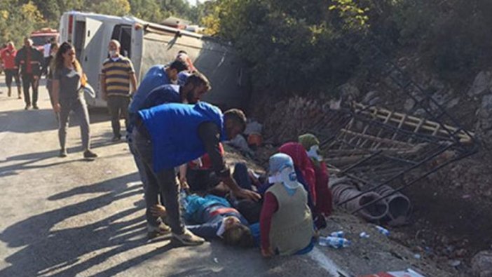 Feci kaza! Mersin'de mevsimlik tarım işçisi taşıyan midibüs devrildi: 1 ölü, 28 yaralı