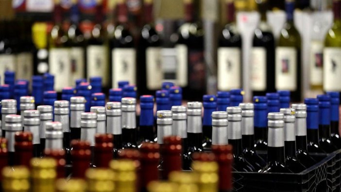 İzmir'de sahte içki üretimi yapan 20 kişi gözaltına alındı!