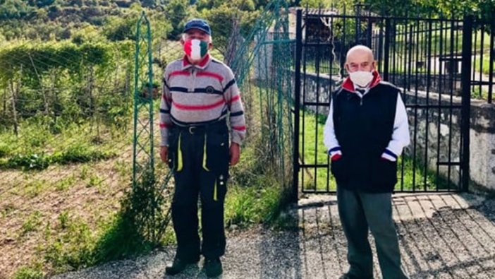 İtalya'nın bir köyünde sadece ikisi yaşıyor... Maskesiz adım dahi atmıyorlar!