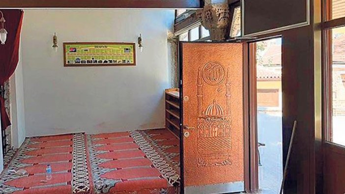 Bursa'da 700 yıllık Alaeddin Bey Camii'ne kebapçı kapısı taktılar