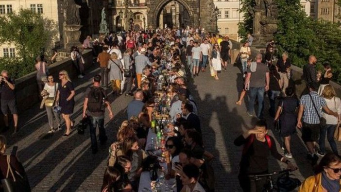 Başkent Prag'da virüs bitti diye 500 metrelik masa kurmuşlardı! Çek Cumhuriyeti koronavirüs vaka artışları nedeniyle ikinci kere karantiya alındı