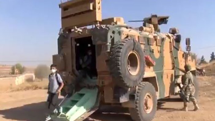 Türk askeri Suriye'deki çocukları zırhlı araçla okula götürüyor