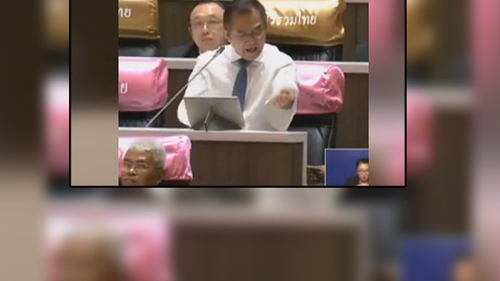 Tayland'da milletvekili Wisarn Techatheerawat Meclis'te kolunu kesti