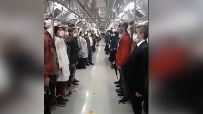 İstanbul'da metroda duygulandıran görüntüler: Saat 19.23 olunca herkes ayağa kalktı