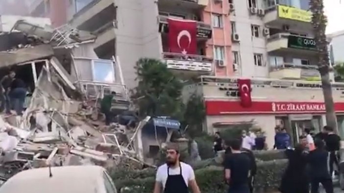 İzmir'de meydana gelen depremde binalar yıkıldı