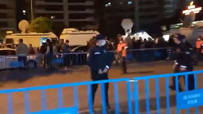 Cumhurbaşkanı Erdoğan'ın İzmir'deki deprem sonrası bölgeyi ziyaretinde cadde kapatıldı