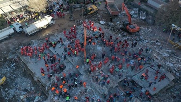 İzmir depreminde onlarca kişiye mezar olan Rıza Bey Apartmanı'nın yıkılma görüntüleri ortaya çıktı
