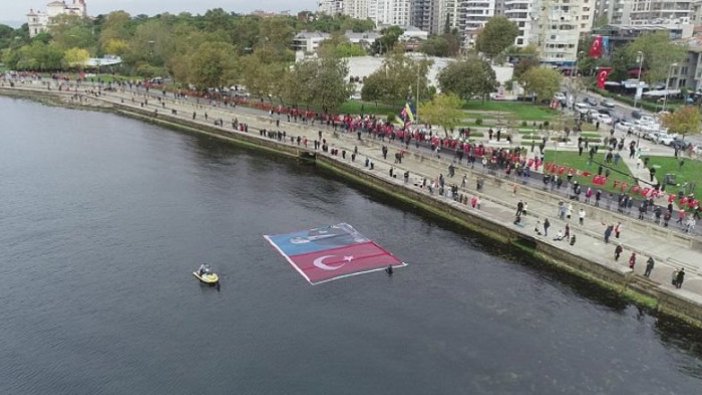 Kadıköy'de Atatürk'e saygı zinciri oluşturuldu!