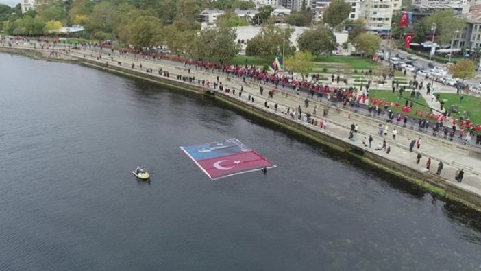 Kadıköy'de 9'u 5 geçe Atatürk'e saygı zinciri