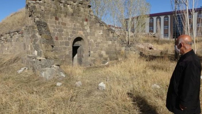 Erzurum'da define avcıları 160 yıllık tarihi talan etti