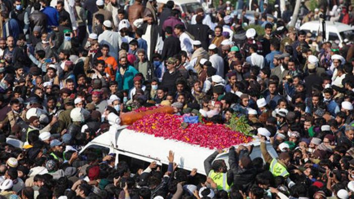 Pakistan'da yasağa rağmen Hadim Hüseyin Rizvi için mahşeri kalabalık!