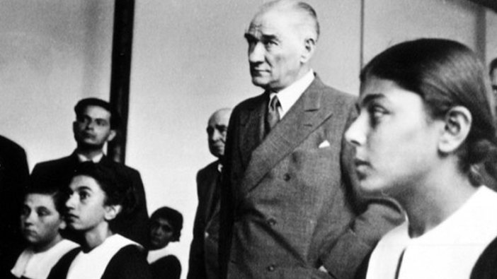 Yılmaz Özdil, Başöğretmen Mustafa Kemal Atatürk'ün Galatasaray Lisesi ziyaretinde gençlere sorduğu 16 soruyu kaleme aldı