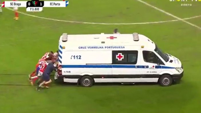 Portekiz'de Braga Porto maçında ilginç anlar! Ambulans arızalanınca iş futbolculara düştü  