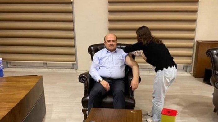Gaziantep'te AKP’li başkan makamında aşı oldu