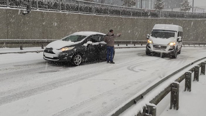 Kağıthane'de kar yağışı nedeniyle araçlar yolda kaldı!