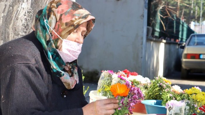 Hatay’da 15 yıldır mezarlıkta çiçek satan Gülseren Bozkurt kızını Oxford Üniversitesi'nde okutuyor