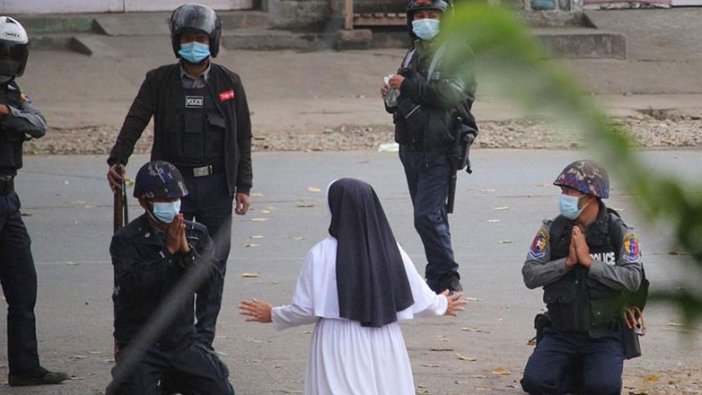 Dünyanın konuştuğu fotoğraf: Rahibe diz çöküp polislere böyle yalvardı!