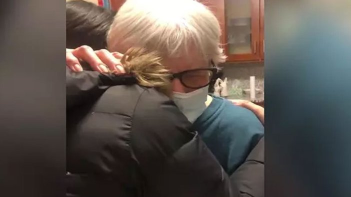 Yaşlı kadına doktordan duygulandıran reçete! 1 yıldır ilk kez sarıldı