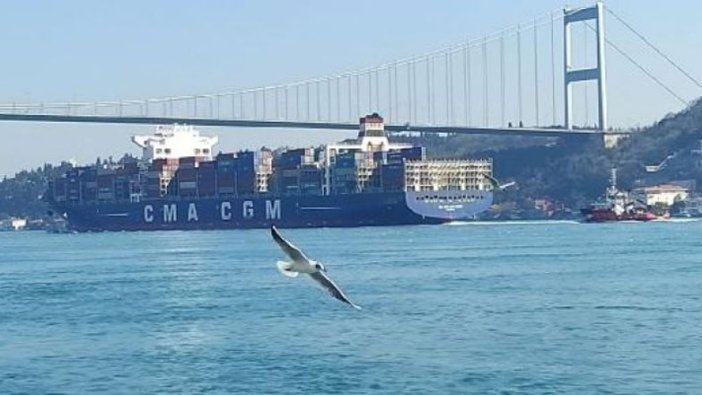 İstanbul Boğazı'ndan dev gemi geçti