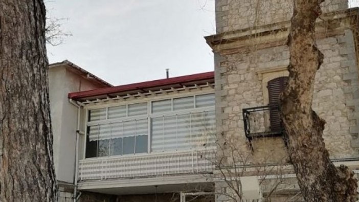 İzmir'de 131 yıllık tarihi binaya 'manzara keyfi' için PVC balkon yaptırıldı