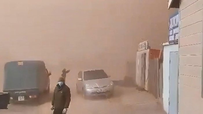 Kazakistan'daki kum fırtınası korku filmi sahnelerini aratmadı