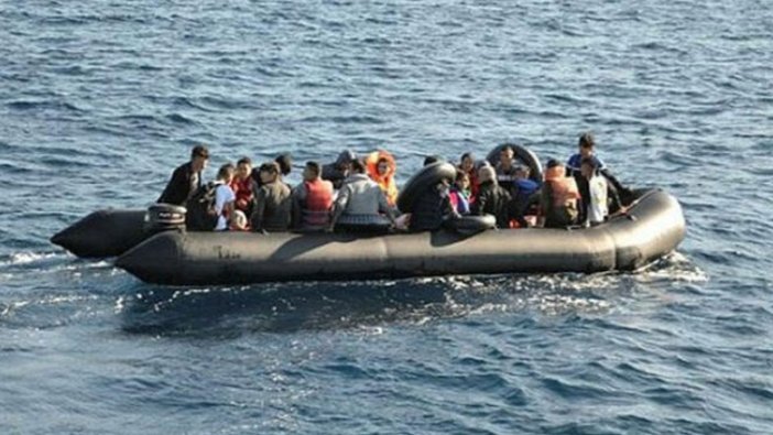 İzmir'de göçmenleri taşıyan lastik bot alabora oldu...