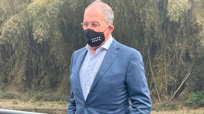 Lavrov, Çin ziyaretinde 'Fckng Qrntn'' yazılı maske taktı
