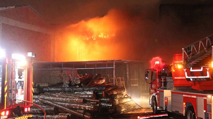 Sakarya'da mobilyacılar çarşısında çıkan yangında 5 iş yeri kül oldu