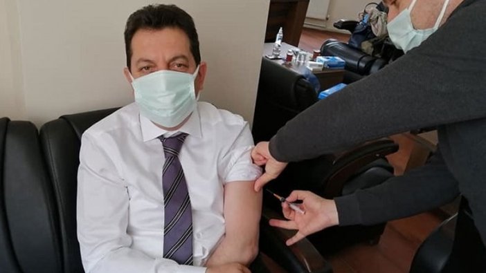 Çorum Oğuzlar Belediye Başkanı Muzaffer Yıldırım makamında başhekime aşı yaptırdı