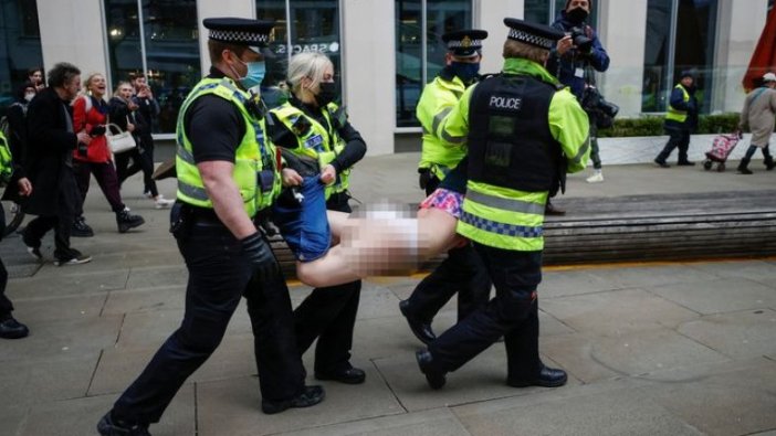 Polise verilen yetkiler protesto edildi! İngiltere’yi karıştıran görüntüler