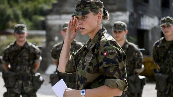 İsviçre'de kadın askerler için iç çamaşırı kararı 