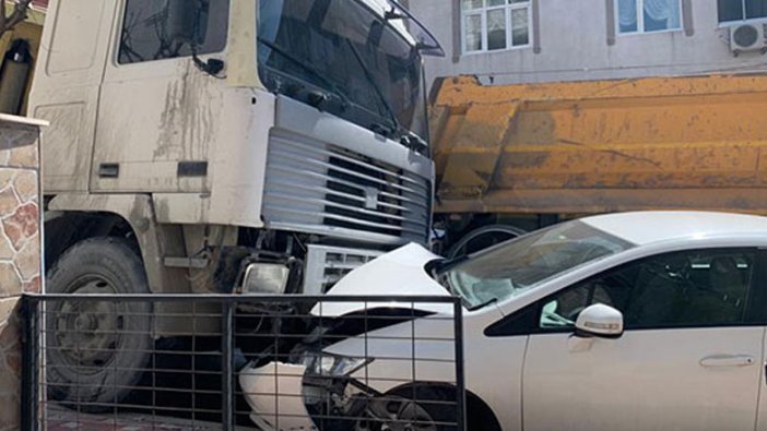 Bayrampaşa'da hafriyat kamyonu dehşeti: 7 otomobile çarparak durdu