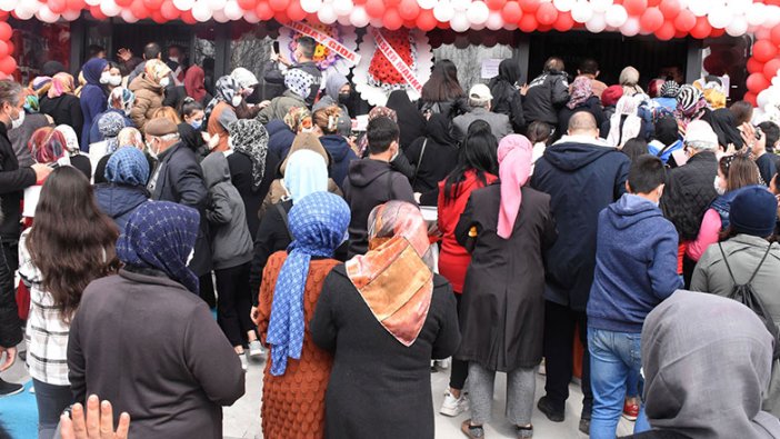 Sivas'ta market açılışında 'indirim' izdihamı