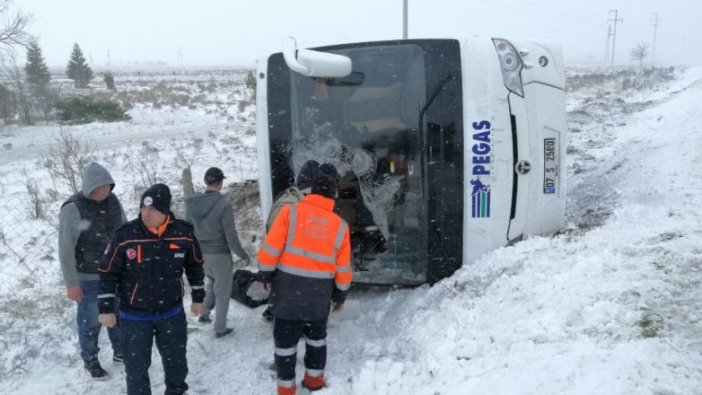 Konya'da feci kaza! 2 otobüs devrildi, çok sayıda yaralı var