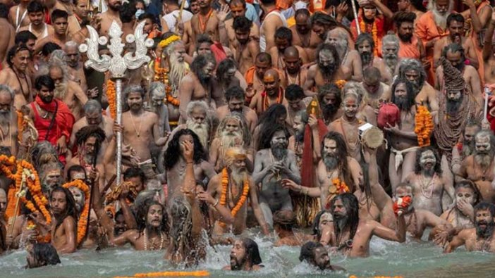 Hindular Ganj Nehri'nde yıkandı: Hindistan'da günlük vaka sayısı rekor kırdı