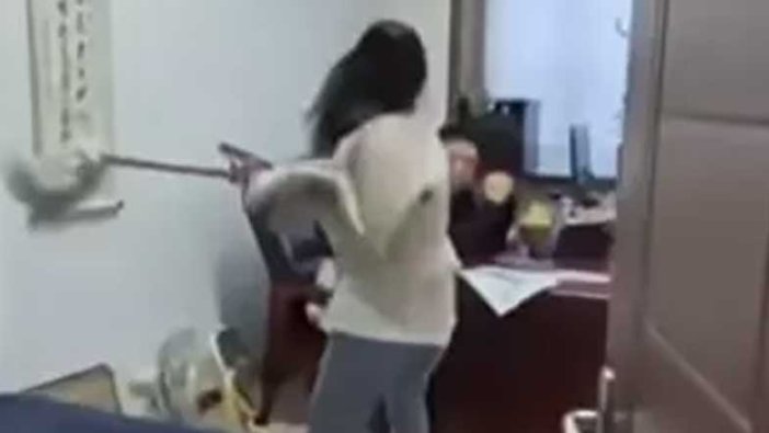 Çin'de bir kadın kendisini taciz eden patronunu böyle dövdü