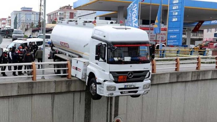 Samsun'da tanker alt geçit korkuluklarında asılı kaldı